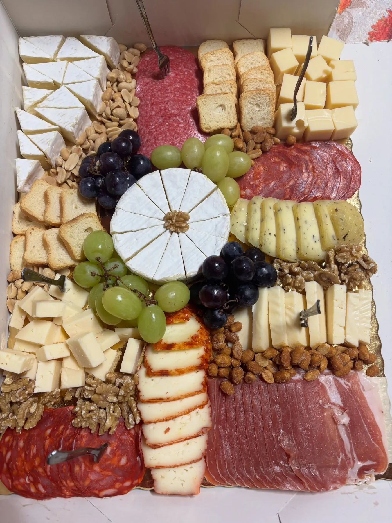 Tábua de queijos, enchidos, uvas e frutos secos